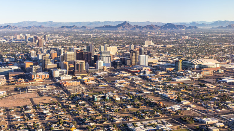 Vue aérienne de Phoenix, Arizona, avec les montagnes en toile de fond