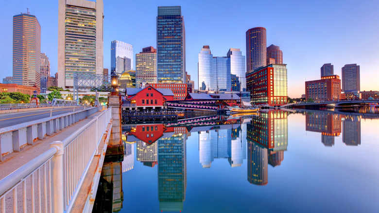 Horizon de Boston depuis le rail piétonnier d'un pont