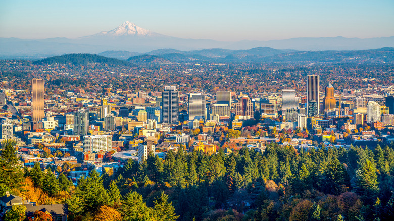 Skyline de Portland, Oregon et Mount Hood, la ville encadrée par des arbres verts se transformant en oranges d'automne