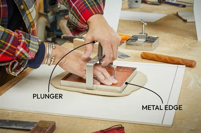 Un guide du débutant sur les carreaux de céramique faits à la main Fhm26 Carreaux de céramique bricolage Couper l'argile Coupe plongeante Md P2 11 06 19b Légendes