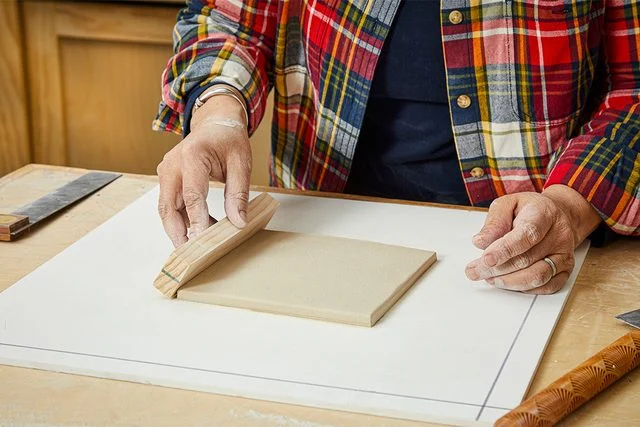 Un guide du débutant sur les carreaux de céramique faits à la main Fhm26 Les carreaux de céramique de bricolage nettoient les bords des carreaux d'argile Md P2 11 06 25b