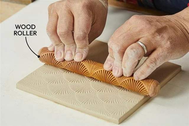 Un guide du débutant sur les carreaux de céramique faits à la main Fhm26 Carreaux de céramique bricolage ajouter un motif de texture Md P2 11 06 31b Légendes