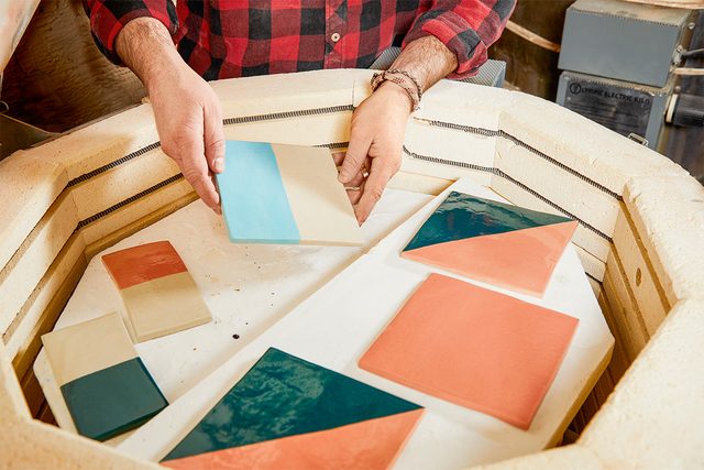 Un guide du débutant sur les carreaux de céramique faits à la main Fhm Fabrication de carreaux finis Four Md P2 12 04 13b