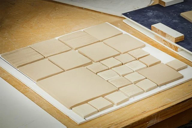 Un guide du débutant sur les carreaux de céramique faits à la main Fhm26 Séchage des carreaux de céramique bricolage Md P2 11 06 36b