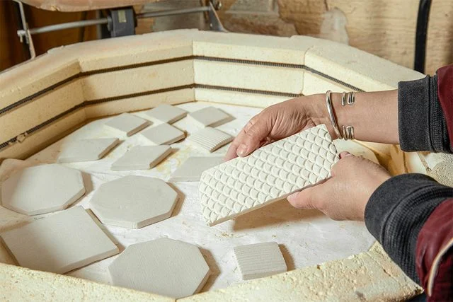 Guide du débutant sur les carreaux de céramique faits à la main Fabrication de carreaux Fhm Chargement du four avec des carreaux de biscuit Md P2 12 04 1b