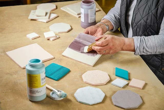 Guide du débutant sur les carreaux de céramique faits à la main Fhm Tile Making Lede Md P2 12 04 16b