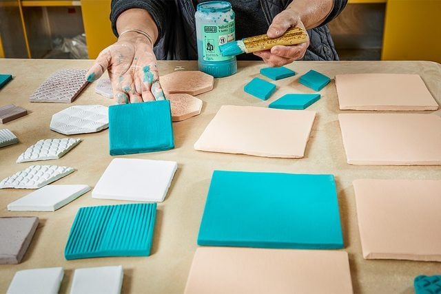 Guide du débutant sur les carreaux de céramique faits à la main Fabrication de carreaux Fhm Application de glaçage Md P2 12 04 4b