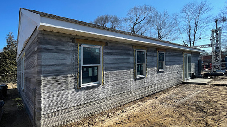 Une vue latérale d'une maison imprimée en 3D en cours de construction