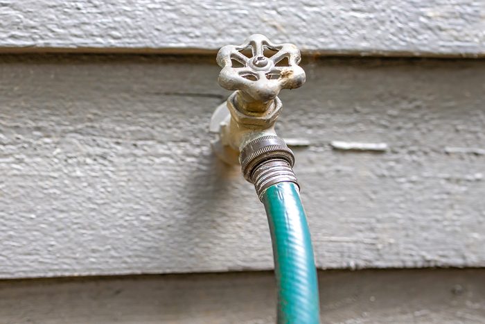 Robinet et tuyau d'eau extérieur