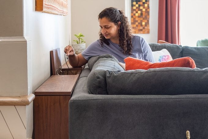 Table de canapé bricolage d'Anika Gandhi avec rangement de chargement Anikas Diy Life 7