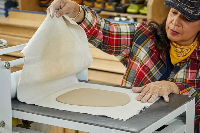 Un guide du débutant sur les carreaux de céramique faits à la main Fhm26 Carreaux de céramique bricolage aplatir l'argile en rouleau Md P2 11 06 12b