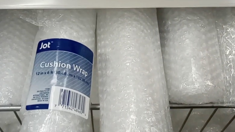 Enveloppement de coussin Jot sur étagère