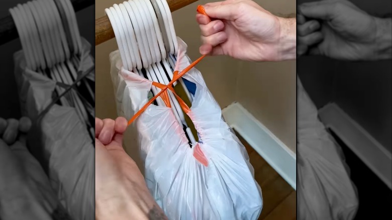 Emballer les vêtements avec des cintres dans un sac poubelle