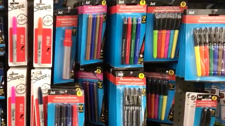 Assortiment de marqueurs permanents