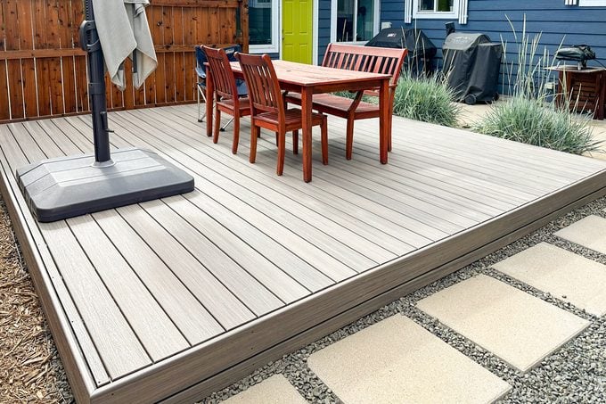 des chaises et une table sur la terrasse finie dans la cour