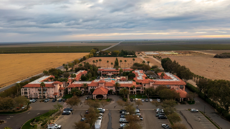 Une vue aérienne du Harris Ranch Resort à Coalinga, en Californie.
