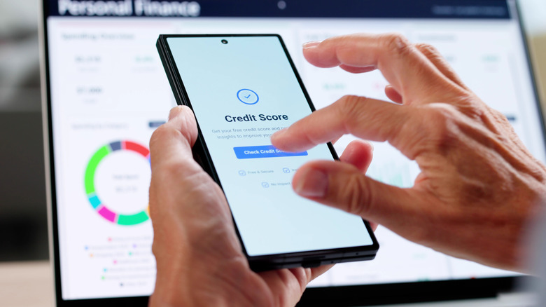 Personne vérifiant sa cote de crédit sur un smartphone