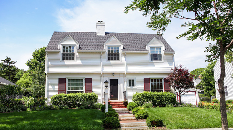 Une maison de style Cape Cod avec des lucarnes améliorées