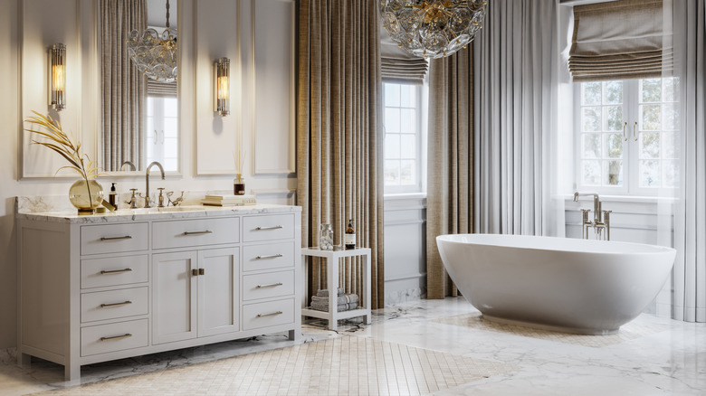 une salle de bain sophistiquée avec du marbre blanc