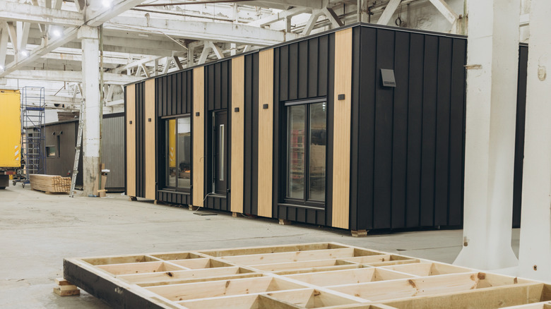 L'intérieur d'une usine où une maison préfabriquée moderne est en cours de construction