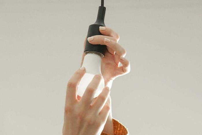 Remplacement de l'ampoule à la maison. Entretien ménager simple.