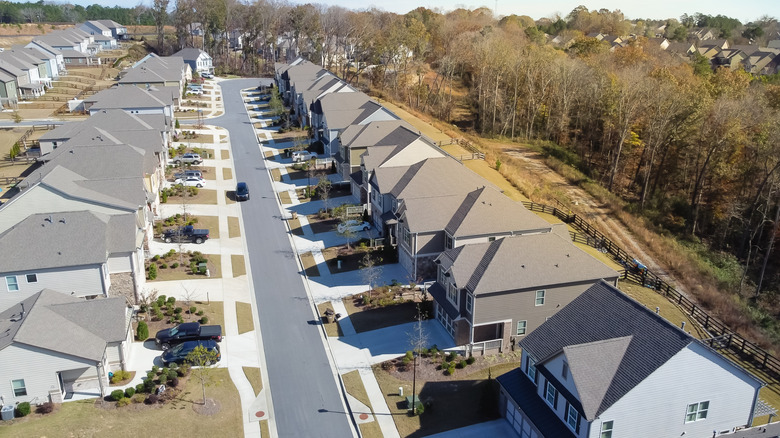 Vue aérienne des rues résidentielles propres du quartier HOA, des voitures garées et des garages avant dans un nouveau lotissement de développement à l'extérieur d'Atlanta, en Géorgie.