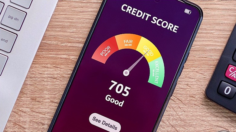 Un écran de smartphone affichant une cote de crédit de 705