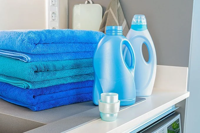 Bouteilles bleues d'assouplissant et de détergent