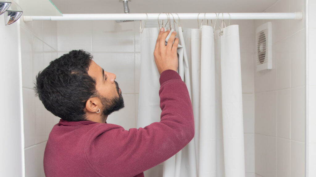 Quelle est la durée de vie moyenne d’une doublure de rideau de douche en plastique ?