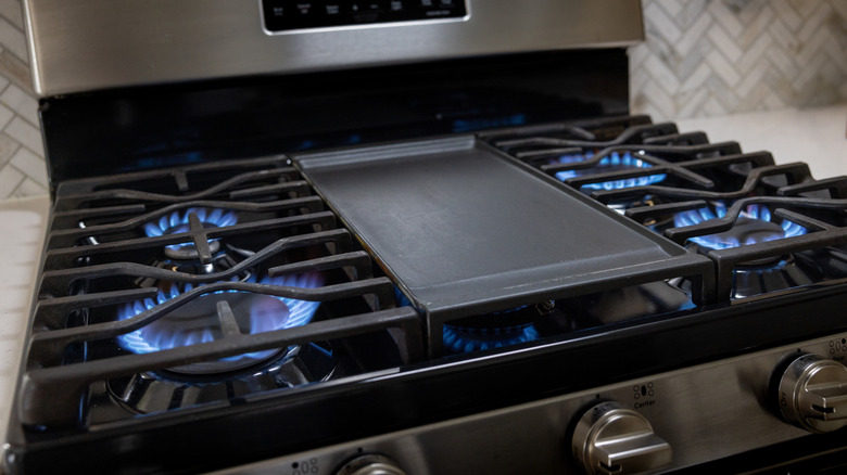 Les quatre brûleurs d'une cuisinière à gaz allumés en même temps