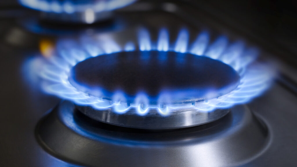 Que signifie une flamme bleu foncé sur une cuisinière à gaz ?