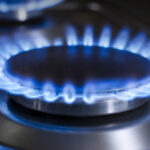 Que signifie une flamme bleu foncé sur une cuisinière à gaz ?