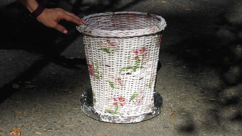 panier en osier blanc motifs floraux