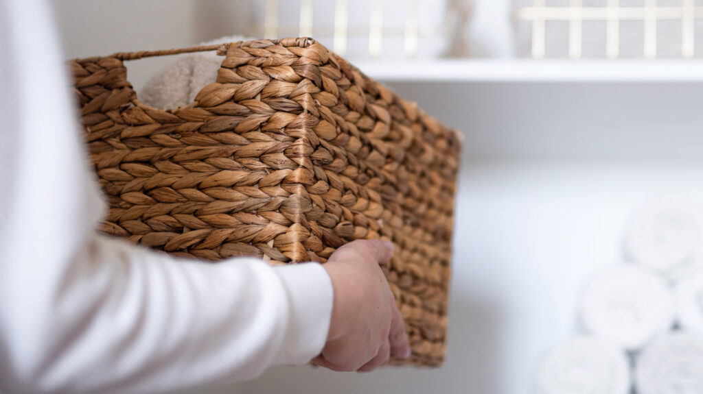 Transformez votre panier en osier ennuyeux en un décor de comptoir élégant avec ce bricolage