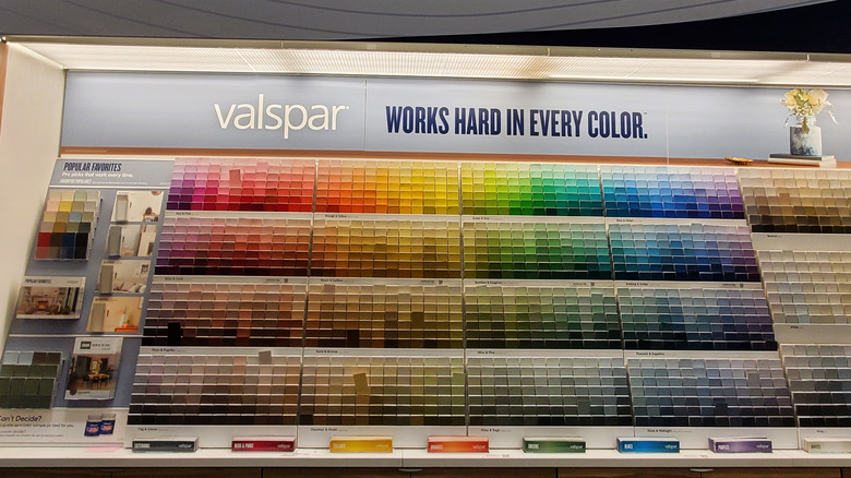 Un mur de peinture de marque Valspar dans un magasin