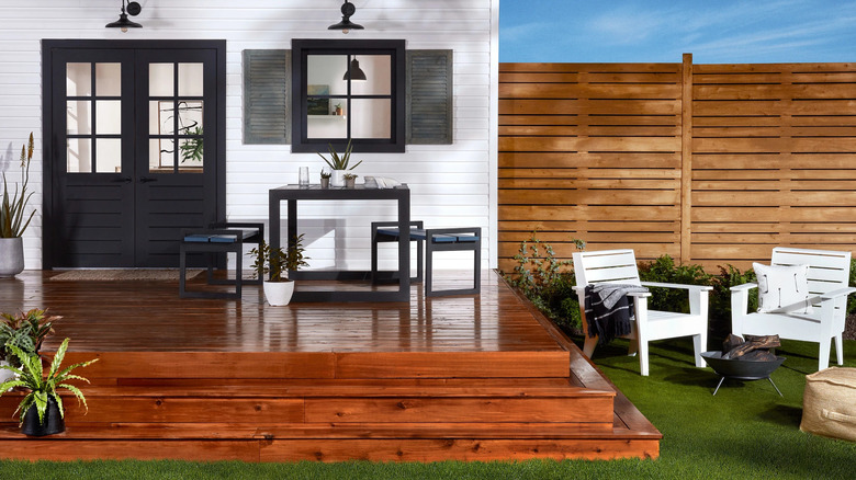 Une terrasse arrière et une clôture tachées avec la teinture extérieure Cabot