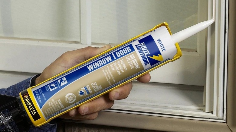 Utiliser le calfeutrage White Lightning pour imperméabiliser une fenêtre