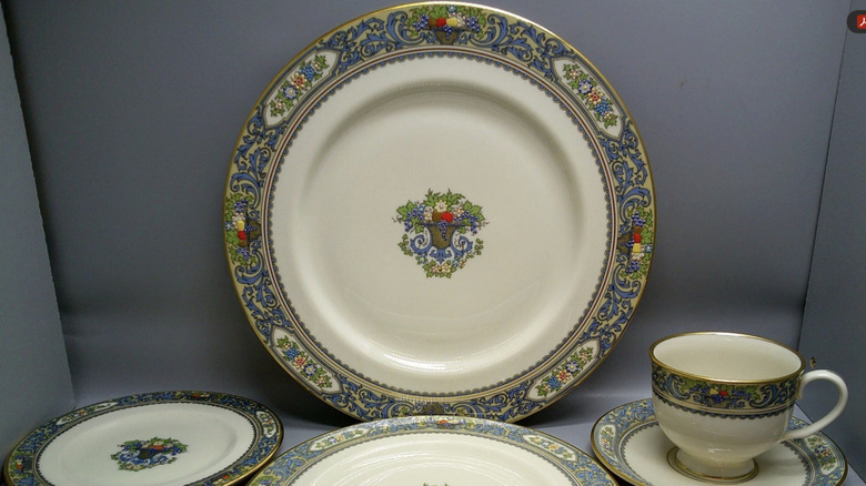 Un ensemble de plats Lenox Autumn exposés dans une cabine de photographie grise.