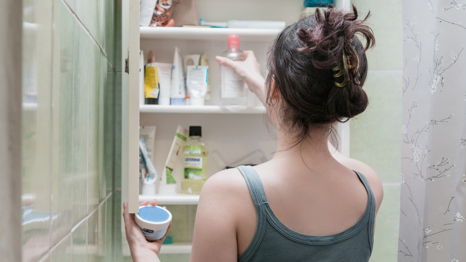 Pas d'étagères en désordre : la solution simple d'IKEA, parfaite pour votre salle de bain