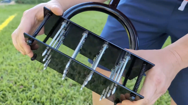 Gros plan d'un aérateur de pelouse avec une conception à double plaque