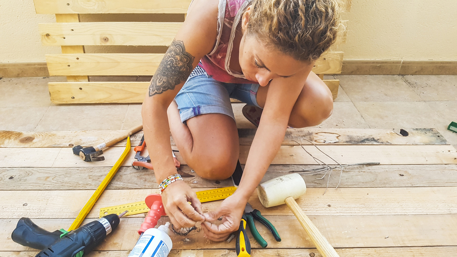 Réutilisez les vieilles palettes pour une pergola incroyablement facile à construire