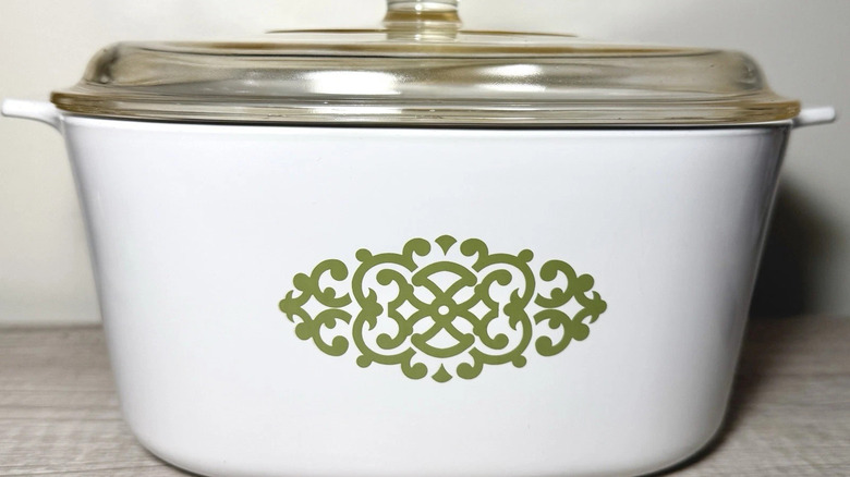 Le motif CorningWare Shell Oil Macrame en vert sur une grande cocotte avec couvercle